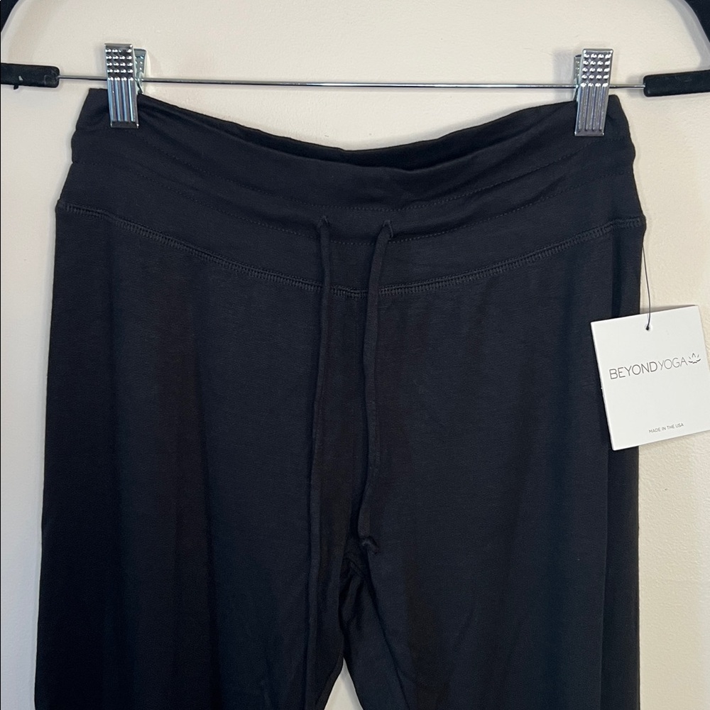NWT Beyond Yoga S Featherweight Black Jogger Pants - Picture 4 of 5